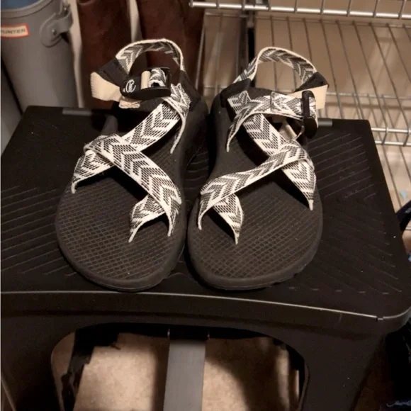 Cream/black sandals - Picture 2 of 4